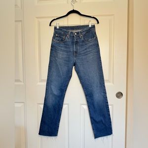LIKE NEW Levi’s 501 Original Straight w/ button fly - Size 26W 28L
